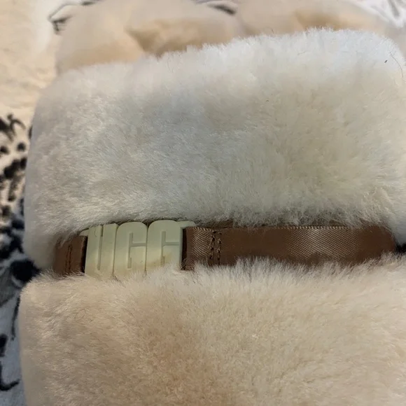 Size 9, never worn UGG Plush Slippers - Picture 5 of 6